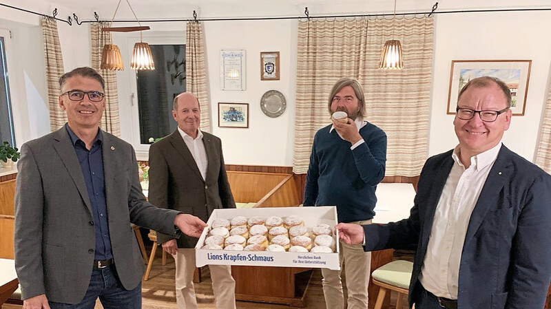 Die Vorstandschaft des Lions Club mit Präsidenten Günter Kramschuster (links) kostet schon mal die leckeren Krapfen.