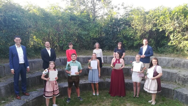 Bei der Ehrung der Besten in der Mittelschule Hunderdorf, vordere Reihe von links: Jessica Venus, Matthias Malterer, Leonie Fischer, Annemarie Höpfl, Marina Thomas, Verena Steckler. Hintere Reihe: H. Liebl, H. Schötz, F. Leidl, F. Herrnberger, F. Altmann, H. Höcherl.