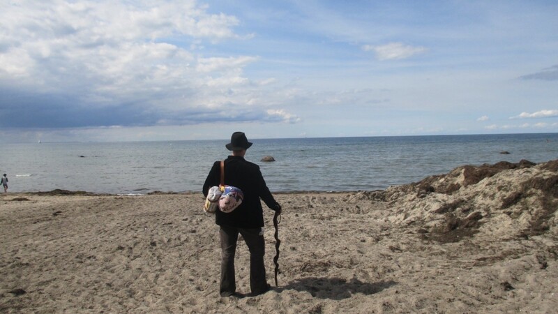 Florian Höck schaut auf der Ostsee-Insel Poel über Wismar in die Ferne.