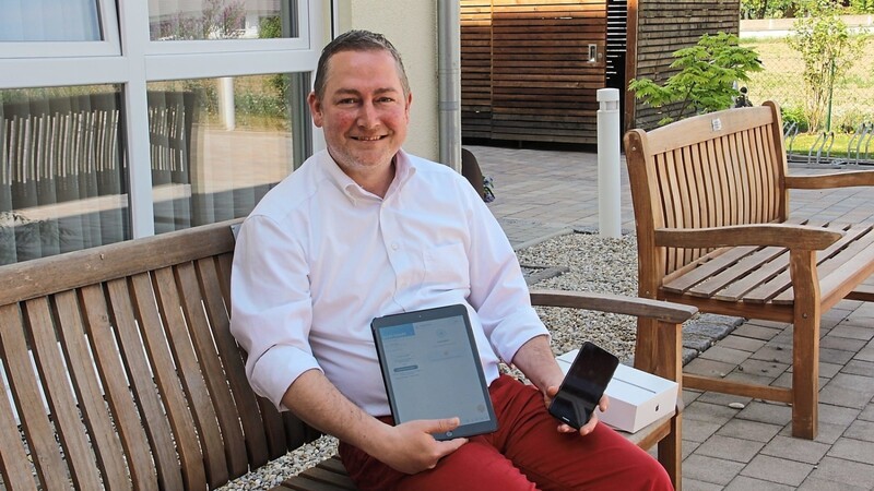 Mit Tablet und Smartphone bereit für Video-Chat, so BRK-Heimleiter Harald Stirner.