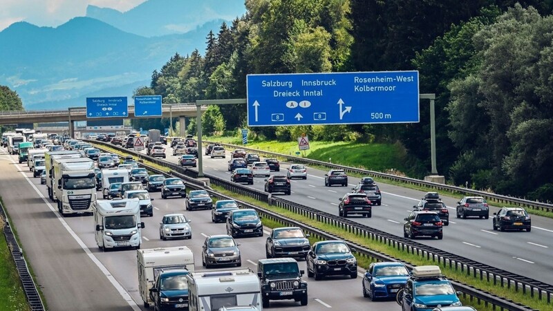 Fahrzeuge stauen sich auf der Autobahn A8 von München nach Salzburg vor dem Inntal-Dreieck.