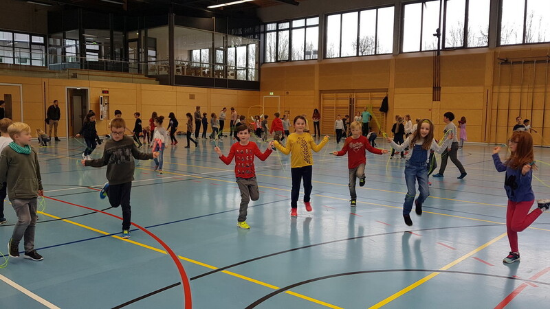 Hüpfende Herzen: Die Schüler der Grundschule waren mit Feuereifer bei der Sache und gerieten ganz schön außer Puste.