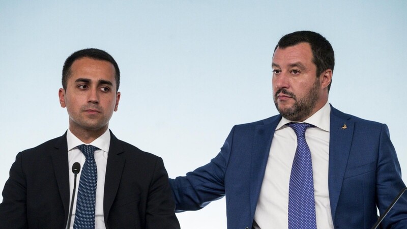 Die italienischen Populisten Luigi di Maio (l.) und Matteo Salvini messen Kräfte mit der EU.