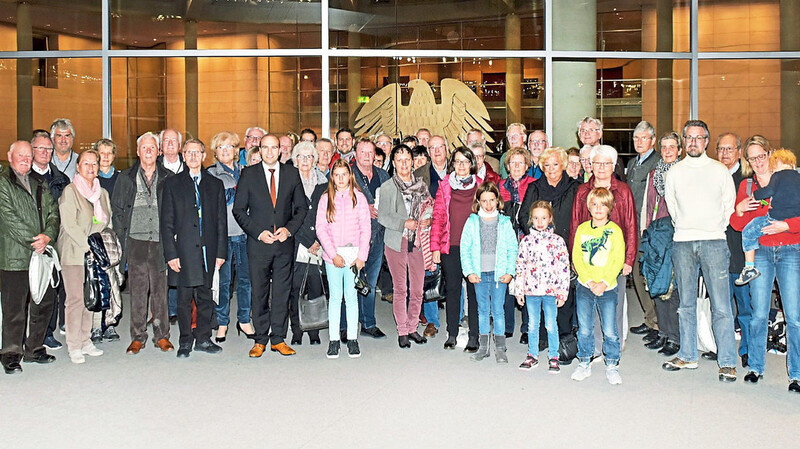 Bundestagsabgeordneter Florian Oßner (vorne, 6.v.l.) traf sich mit den Besuchern aus der Region Landshut-Kelheim im Reichstag und gab einen Einblick in seine Arbeit in einer angeregten Diskussionsrunde.