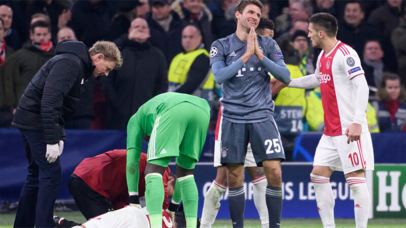 Kann es kaum glauben: Thomas Müller bei seinem Platzverweis in Amsterdam.