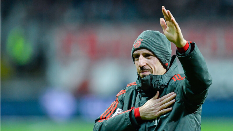 Dank an die Fans nach der Gala-Vorstellung gegen Eintracht Frankfurt: Bayern-Oldie Franck Ribéry.