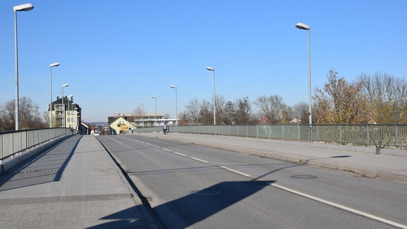 So leergefegt ist die alte Isarbrücke nur an Sonntagen. Ansonsten rollt hier der Verkehr. Auch Durchgangs- und Schwerlastverkehr, der eigentlich die Osttangente nutzen sollte.