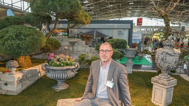 Gartenbauer Martin Bayer zeigt an seinem Stand, welche Gestaltungsmöglichkeiten sich auch auf kleinen Flächen anbieten.