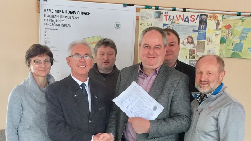 Zweiter Bürgermeister Johannes Birkner (Zweiter von links) übergibt mit seinen Gemeinderäten die bisher gesammelten Unterschriftenlisten an Bürgermeister Josef Klaus (Vierter von links).
