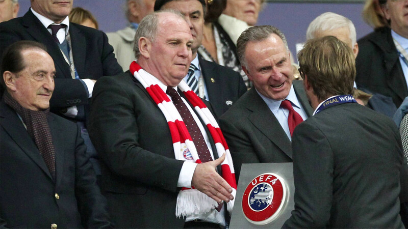 Kontrahenten in der Champions League: Uli Hoeneß und Karl-Heinz Rummenigge vom FC Bayern, und Liverpool-Coach Jürgen Klopp (vorne), hier nach dem verlorenen Finale der Königsklasse mit dem BVB.