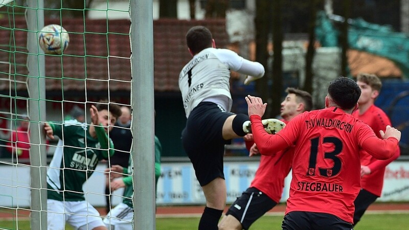 Glück hatte Waldkirchens Torhüter Boxleitner bei einem Freistoß von Stefan Lemberger (nicht im Bild), der Ball sprang vom Innenpfosten zurück ins Feld.