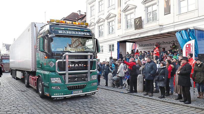 Los geht's: 44 Lastwagen fuhren nacheinander durch die Altstadt, begleitet von einem Hupkonzert und winkenden Schaulustigen.