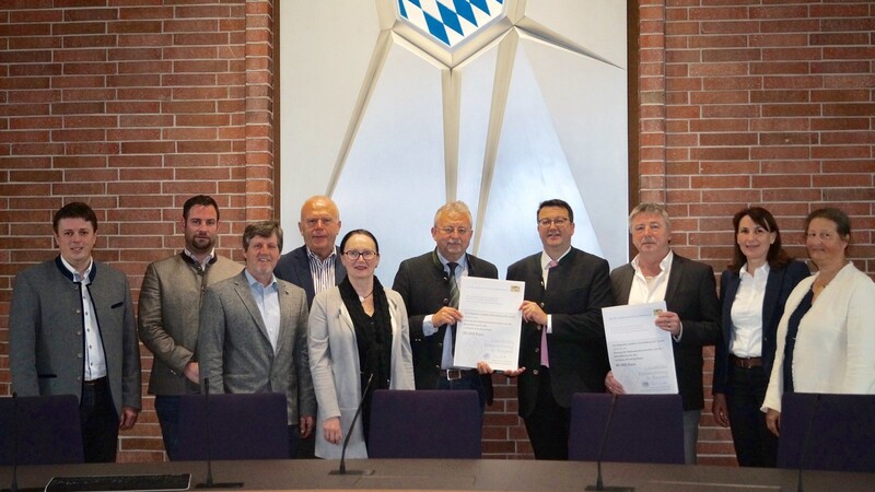 Ewald Seifert (ILE Gäuboden), Wirtschaftsförderer Martin Köck, Peter Aigner (Amt für Ländliche Entwicklung Niederbayern), Karl Wellenhofer (ILE Laber), Josefine Hilmer (Geschäftsführerin Regionalentwicklungsverein), Landrat Josef Laumer, Roland Spiller (Behördenleiter Amt für Ländliche Entwicklung Niederbayern), Wolfgang Zirngibl (ILE nord23), Anita Bogner (Stellvertretende Vorsitzende Regionalentwicklungsverein), Birgit von Byern (Tourismusreferentin Landkreis Straubing-Bogen, von links) bei der Übergabe des Förderbescheids im Großen Sitzungssaal des Landratsamtes.