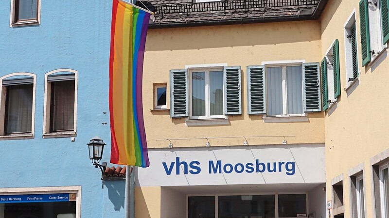 Die Regenbogenfahne weht bereits bei der VHS Moosburg. Eine zweite in der Innenstadt am Rathaus stößt auf Ablehnung.