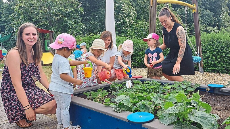 Corinna Malterer (links) hat mit den Kindern ein Hochbeet angepflanzt.