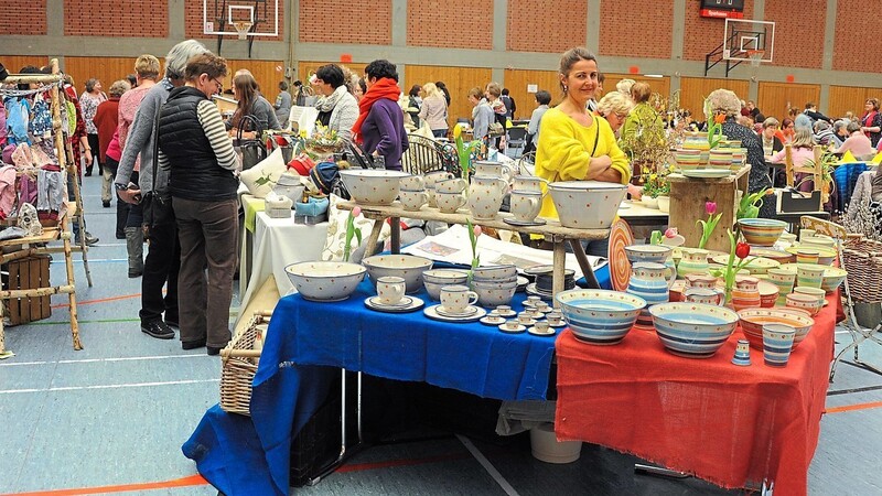 Die Landfrauen füllten am Dienstag beim Landfrauentag des Bayerischen Bauernverbandes wieder mühelos die Vilstalhalle. In einer Mischung aus Information, Geselligkeit und Unterhaltung im Programm verbrachten die Frauen und eine Reihe Gast-Männer gut gelaunt den Nachmittag. Auch eine umfangreiche Ausstellung mit schönen Dingen für Haus und Garten, Schmuck und einem kulinarischen Angebot gehörte zum Programm des Landfrauentages.