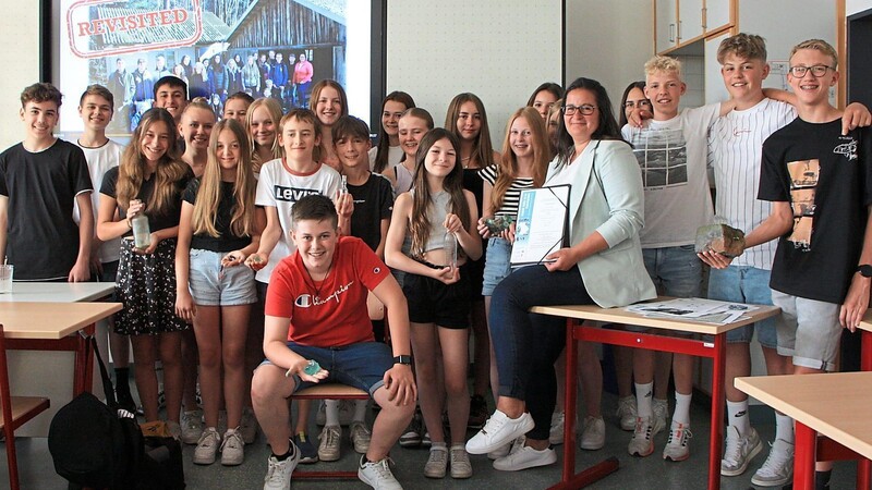 Die Klasse 7e mit ihrer Lehrerin Monika Hoffmann freut sich über den Landessieg. Eine Sternstunde für die Fachschaft Geschichte im Jubiläumsjahr des Joseph-von-Fraunhofer-Gymnasiums in Cham.
