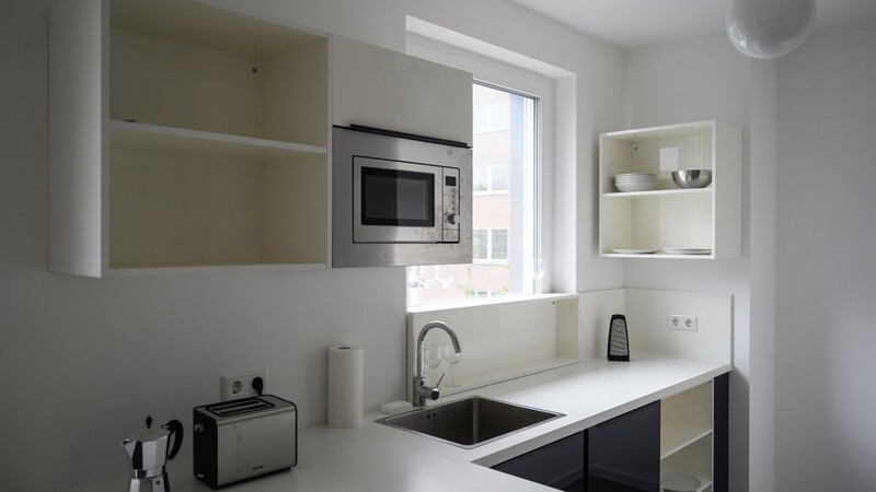 Eine Küche in einem möblierten Wohnraum in einem Neubau. Die SPD will nun gegen überteuerte möblierte Wohnungen vorgehen