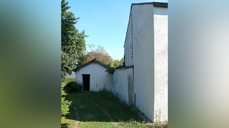 Die marode Kirchhofmauer löst sich mittlerweile vom Gebäude ab.