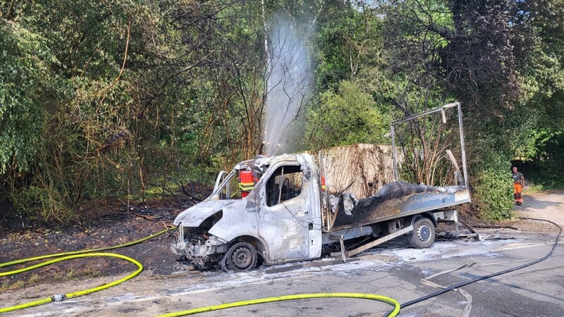 Nicht nur das Fahrzeug fing Feuer, sondern auch die angrenzende Böschung und ein Feld.