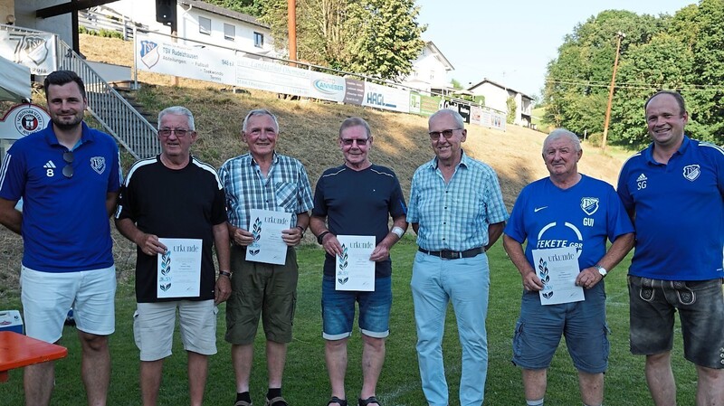 Ehrung für 60 Jahre beim TSV Rudelzhausen: Heinrich Heigl, Martin Ebner, Johann Hausler, Robert Missauer und Josef Niedermaier (v.l.) - flankiert vom Vorsitzenden Siegfried Grimm (rechts) und dem 2. Vorsitzenden Werner Rauscher jun., der selbst für 25 Jahre Mitgliedschaft geehrt wurde.