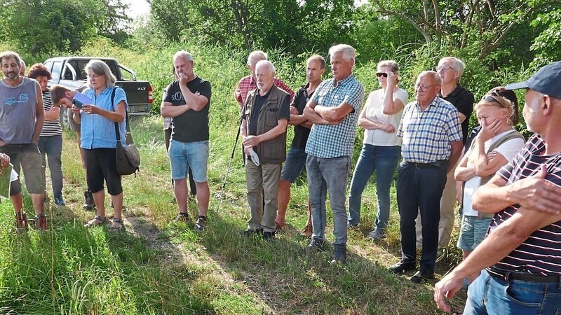Die rund 50 Teilnehmer der VöF-Exkursion erhielten Einblicke über die aktuellen Herausforderungen im Niedermoorgebiet bei Niederleierndorf.