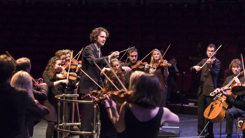 Nicholas Collon und das Aurora Orchestra.