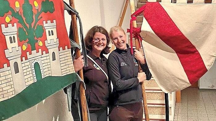 Sandra und Steffi entdeckten bei ihrer nächtlichen Tour zwei herrenlose Standarten. Dafür gibt's nun eine Grillfeier.