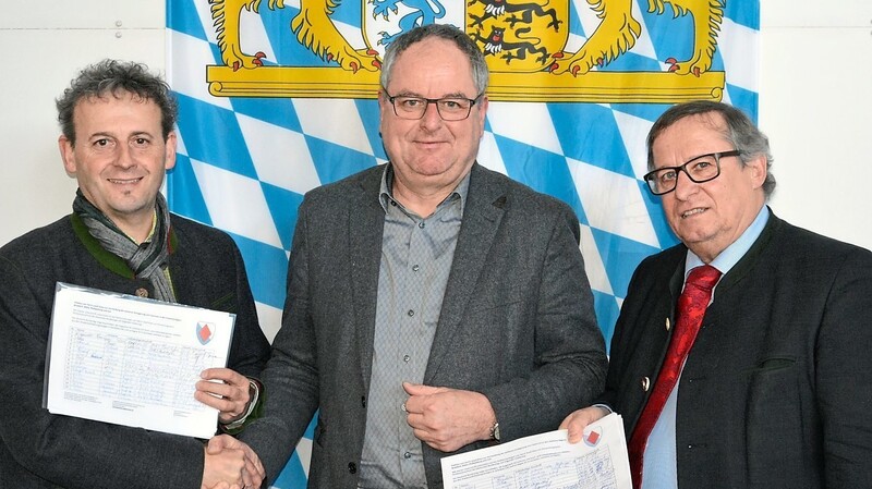 Die Bürgermeister Peter Eisgruber-Rauscher (links) und Günter Schuster (rechts) übergeben weitere Unterschriftenlisten an ihren Niederaichbacher Kollegen Josef Klaus.