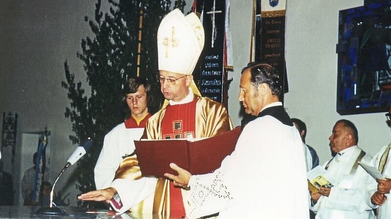 Vor 50 Jahren weihte Bischof Karl Flügel die erweiterte Kirche. Links Pfarrer Hermann Blüml, der zum Pfarrer von Wiesent ernannt wurde.
