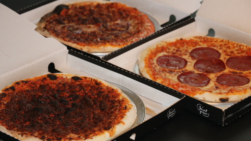 Die drei Pizzen bei unserem Test: eine Margherita, eine Salami und eine Tonno.