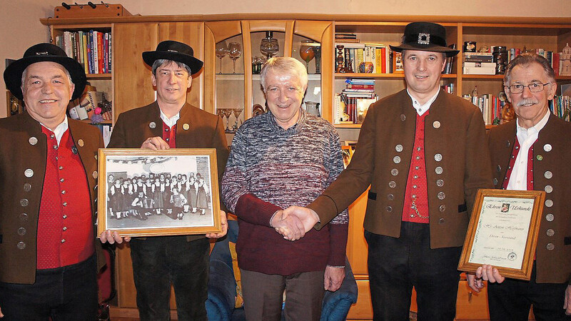 Toni Hofmann (Mitte) wurde zum Ehrenvorstand ernannt. Hubert Griesbeck, Konrad Rösch, Johann Schmidbauer und Johann Rösch überreichten die Urkunde und ein Erinnerungsgeschenk.