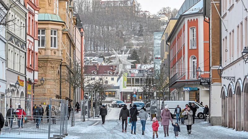 Vier junge Asylbewerber haben in Amberg in der Oberpfalz wahllos Passanten geschlagen und damit eine Debatte über Gewalt von Flüchtlingen ausgelöst.