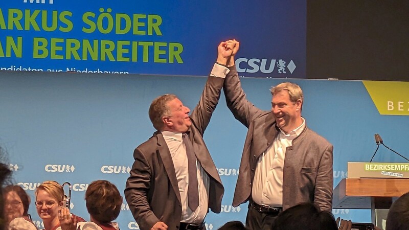 Er hat sich eineinhalb Jahre lang gestreckt, Staatsminister Bernreiter und wurde belohnt: Von Ministerpräsident Söder gab's Mittwochabend eine Jobgarantie.