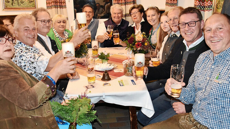 Vorfreude auf den Gallimarkt 2023 herrscht nicht nur bei den Festwirten, Bräu, Hallertauer Bierkönigin sowie den Bürgermeistern, die sich das süffige Zieglerbräu-Gallimarktbier bei der vorgezogenen Probe munden ließen.