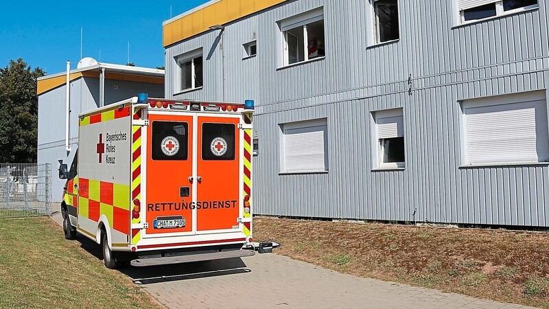 Ein verletzter Bewohner kam ins Krankenhaus nach Regensburg.