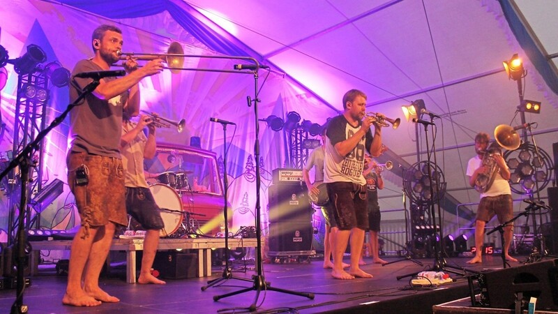 Geben von der ersten Minute an Vollgas: Die Musiker von LaBrassBanda bieten auf der Bühne ein musikalisches Feuerwerk.