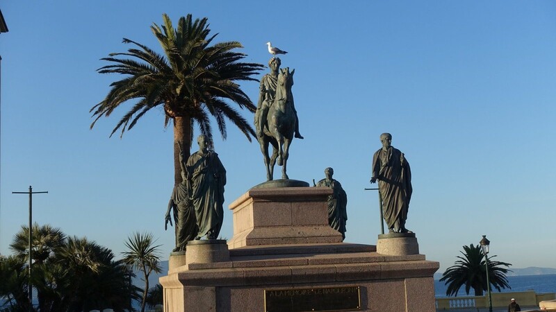 Napoleon (mit Möwe) und seine vier Brüder in römisch-imperialer Pracht in Ajaccio.