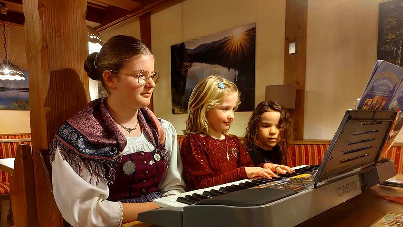 Romy und Eva Haselsteiner spielten Weihnachtslieder.