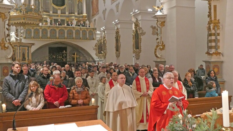 Stimmgewaltig wurde das Tedeum zum Abschluss des festlichen Gottesdienstes gesungen: Abt em. Hermann-Josef Kugler inmitten seiner Mitbrüder und Pfarrgemeinde.