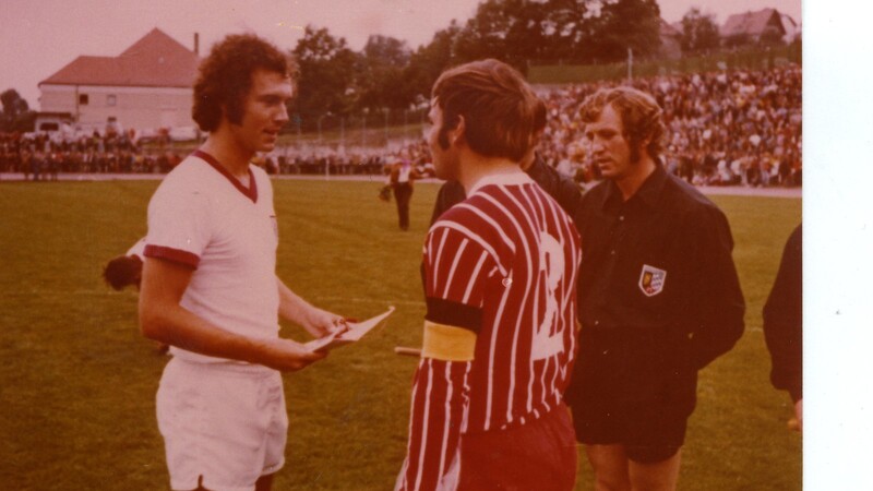Beim Freundschaftsspiel des ASV Cham gegen den FC Bayern München anlässlich der Stadioneinweihung in Cham 1973 traf der Aufhausener Schiedsrichter Rudi Arnold (r.) mit Franz Beckenbauer (links) zusammen.
