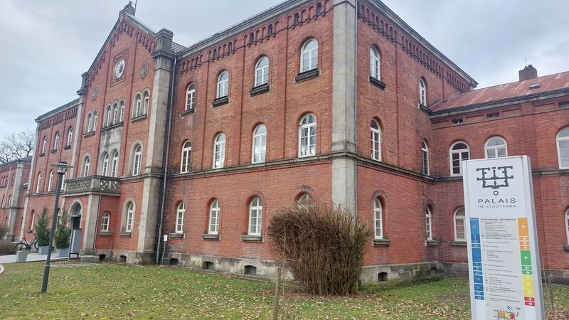 In den historischen Gebäuden im Deggendorfer Stadtpark gibt es neben vielen medizinischen Angeboten auch jede Menge für das Kulturherz.