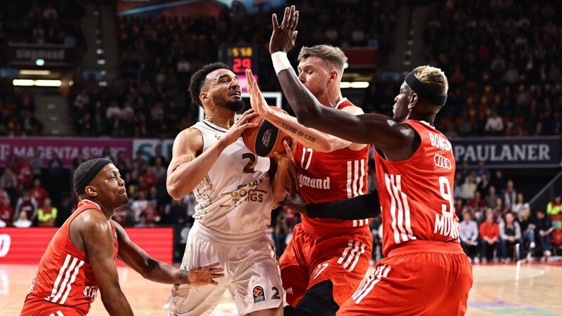 "Ein Sieg ist ein Sieg", sagt Bayern-Coach Andrea Trinchieri (unten, nach dem 76:72-Erfolg der Bayern in der Euroleague über Lyon-Villeurbanne.