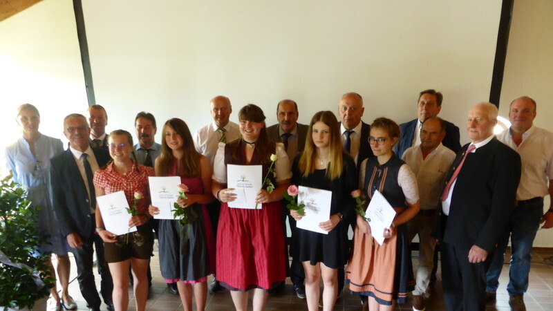 Die ausgezeichneten Schülerinnen Yvonne Born, Ricarda Drotleff, Chantal Kapfhammer , Jasmin Schub und Helena Maugsch zusammen mit den Bürgermeistern des Schulverbundes und der stellvertretenden Schulleiterin Marion Brandl (hinten links).