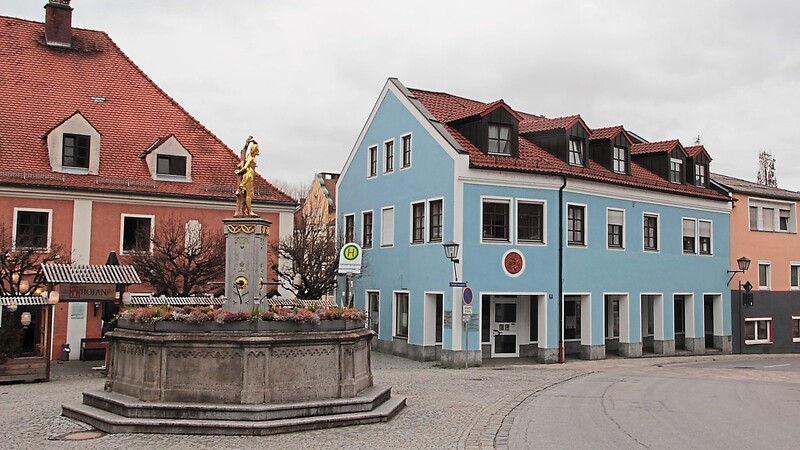 In das Gebäude der ehemaligen Sebastiani-Apotheke (blau) zieht ein Café ein.