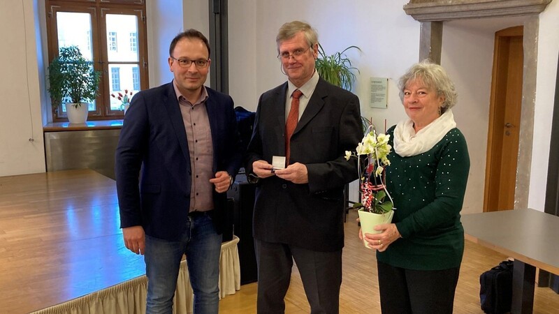 Bürgermeister Martin Stoiber (links) überreicht an Reinhard Lesinski den Silberbarren der Stadt und an dessen Frau eine Orchidee.