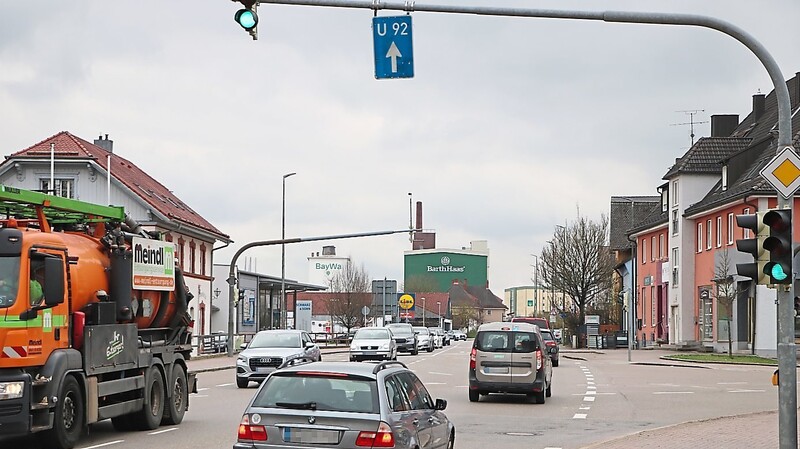 Nur noch halbseitig rollt der Verkehr ab heute auf der vielbefahrenen Freisinger Straße ab der Bahnhofskreuzung.