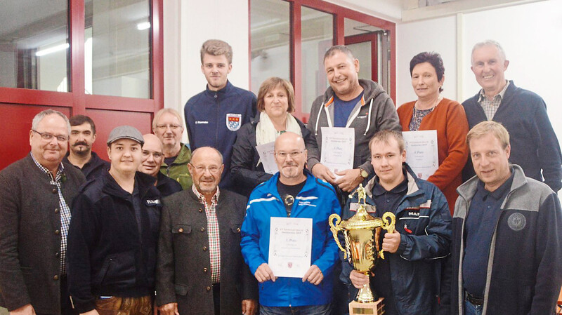 Die Schützen bewiesen, dass sie nicht nur am Schießstand ein Meister ihres Faches sind und nahmen stolz den Wanderpokal in Empfang.