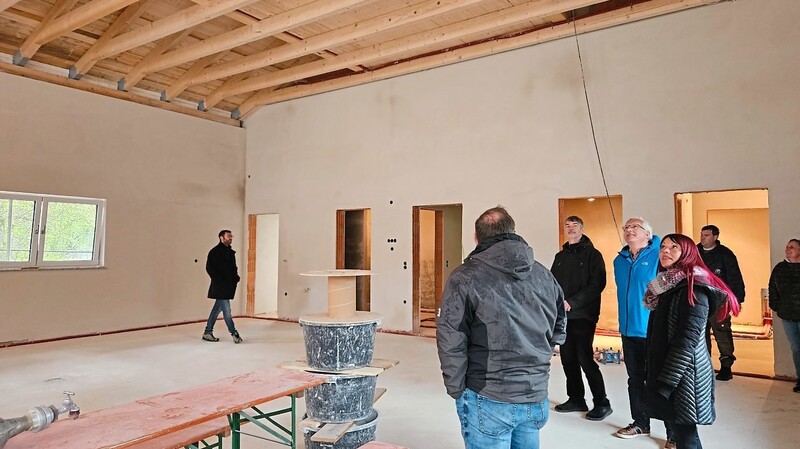 Das Feuerwehrhaus in Völling beeindruckte den Bauausschuss.