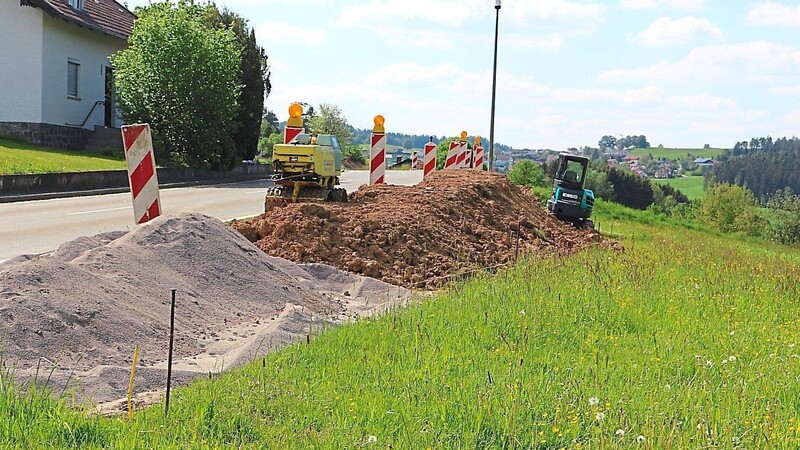 In Wolfersdorf wird derzeit der Gehweg in Richtung Stegbach erweitert.